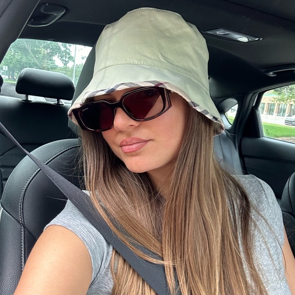 Burberry hat - Picture 1 of 6